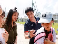 Thầy trò Hữu Thắng cười tươi rói khi ký tặng lên vai các fan nữ
