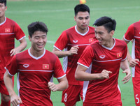 [ẢNH] Phan Văn Đức tươi rói cùng đồng đội hướng tới bán kết lượt về