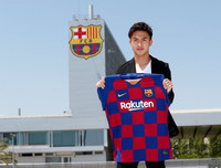 [ẢNH] Thần đồng bóng đá Nhật Bản rạng ngời ra mắt Barca