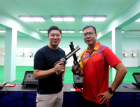 Quán quân Olympic Jin Jong-oh trổ tài bắn súng trước các xạ thủ Việt Nam