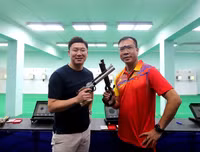 Quán quân Olympic Jin Jong-oh trổ tài bắn súng trước các xạ thủ Việt Nam
