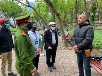 Hà Nội tiếp tục nhắc nhở, xử phạt nhiều trường hợp không đeo khẩu trang nơi công cộng