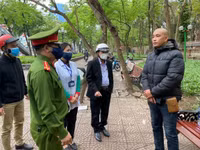 Hà Nội tiếp tục nhắc nhở, xử phạt nhiều trường hợp không đeo khẩu trang nơi công cộng