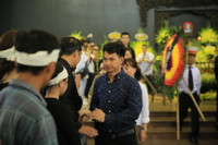 Nghệ sĩ xúc động rơi nước mắt tiễn đưa NSƯT Hoàng Yến