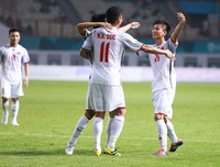 [ẢNH] Bùi Tiến Dũng, Quang Hải sảng khoái khoe thân hình cuốn hút dưới bể bơi