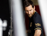 [ẢNH] Barcelona ra mắt áo đấu mới giống hệt áo phụ của... Real Madrid