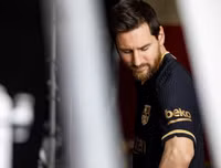 [ẢNH] Barcelona ra mắt áo đấu mới giống hệt áo phụ của... Real Madrid