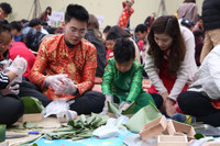 Ngắm học sinh Hà Nội trải nghiệm rán nem, nấu miến bằng bếp củi