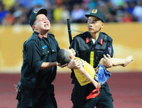 Chiến sĩ CSCĐ, trọng tài Ngô Duy Lân và những hành động cứu người kịp thời trên sân cỏ Việt Nam