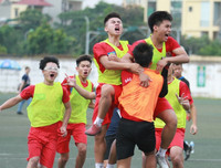 [ẢNH] Thủ môn cản 3 quả pen, THPT Lê Văn Thiêm nghẹt thở vào bán kết