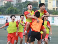 [ẢNH] Thủ môn cản 3 quả pen, THPT Lê Văn Thiêm nghẹt thở vào bán kết