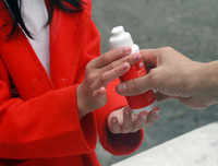 [ẢNH] Người dân Hạ Mỗ hứng khởi nhận 1.600 chai nước rửa tay khô miễn phí