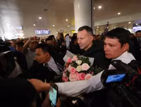 Chùm ảnh Giggs và Scholes đến Hà Nội trong sự chào đón nồng nhiệt của fan M.U