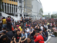 [ẢNH] Người Malaysia mang cả chăn, chiếu đi mua vé xem chung kết