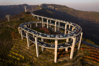 Khám phá đường cao tốc xoắn ốc 3 tầng “cong mềm mại” 