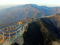 Khám phá đường cao tốc xoắn ốc 3 tầng “cong mềm mại” 