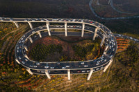 Khám phá đường cao tốc xoắn ốc 3 tầng “cong mềm mại” 