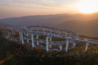 Khám phá đường cao tốc xoắn ốc 3 tầng “cong mềm mại” 