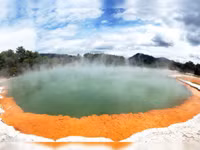 Cận cảnh kỳ quan hồ nước có nhiệt độ lên đến 260 độ C