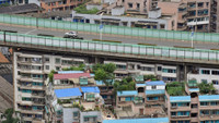 Độc đáo cầu cao tốc nằm trên nóc các tòa nhà chung cư