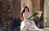 Tháng tư về, hoa loa kèn tinh khôi xuống phố