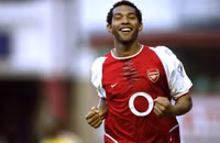 Những ngôi sao từng đặt dấu ấn ở Liverpool và Arsenal