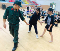 Cảnh sát cơ động nhiệt tình giúp bạn trẻ kỹ năng tự vệ 