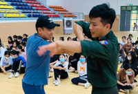 Cảnh sát cơ động nhiệt tình giúp bạn trẻ kỹ năng tự vệ 