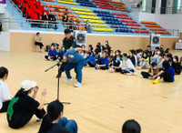 Cảnh sát cơ động nhiệt tình giúp bạn trẻ kỹ năng tự vệ 