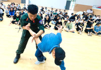 Cảnh sát cơ động nhiệt tình giúp bạn trẻ kỹ năng tự vệ 