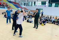 Cảnh sát cơ động nhiệt tình giúp bạn trẻ kỹ năng tự vệ 