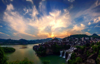 Bí ẩn cổ trấn nghìn năm tuổi treo trên thác nước 