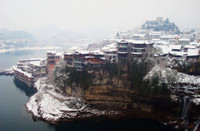 Bí ẩn cổ trấn nghìn năm tuổi treo trên thác nước 