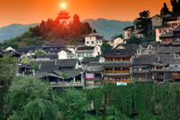 Bí ẩn cổ trấn nghìn năm tuổi treo trên thác nước 