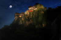 Bí ẩn cổ trấn nghìn năm tuổi treo trên thác nước 