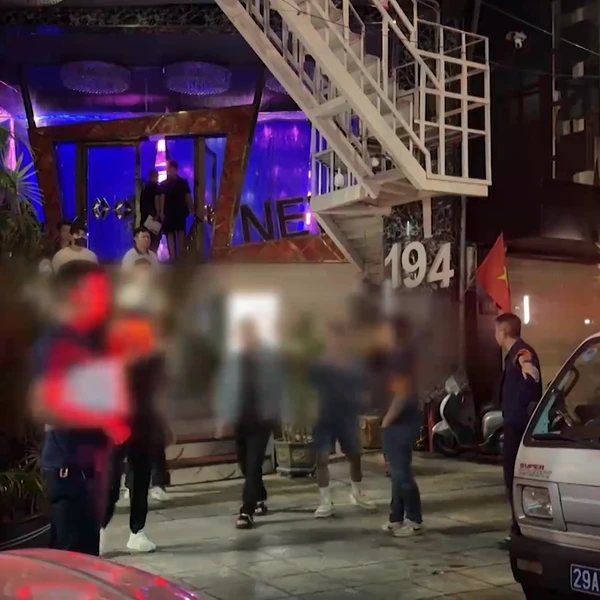 Đột kích cơ sở karaoke tổ chức sử dụng bóng cười và múa thoát y