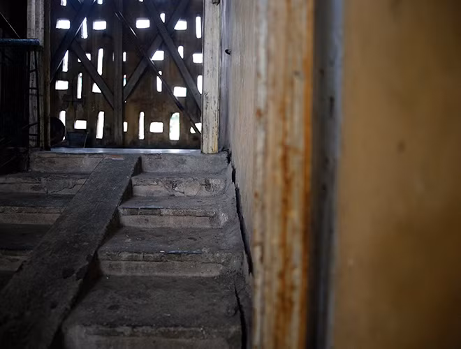 Khu vực cầu thang bộ từ tầng 1 tới tầng 5 có dấu hiệu tách rời nhau.