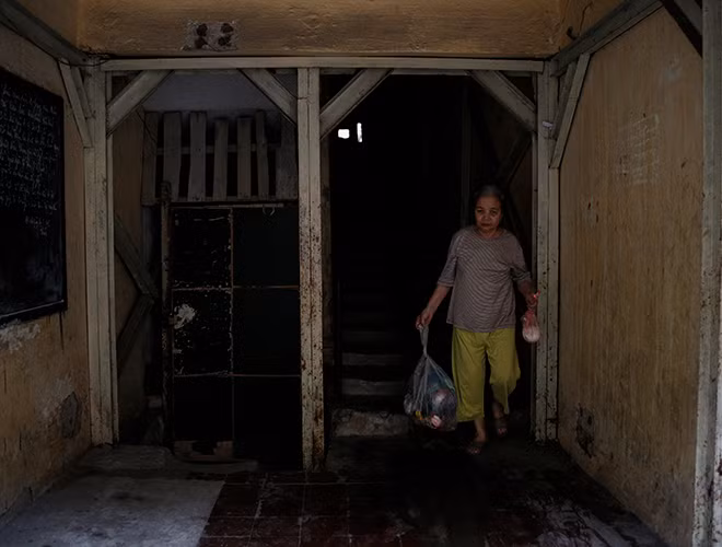 Công trình ở khu nhà tích cực được gia cố bằng hệ thống rào sắt hoặc trát xi măng, tuy nhiên, chỉ là phương án tạm thời giải quyết tình hình trước mắt, không thể lâu dài. Vẫn còn đó nhiều mối nguy hiểm rình rập người dân nhà A7 nếu tình trạng xuống cấp không được giải quyết triệt để.