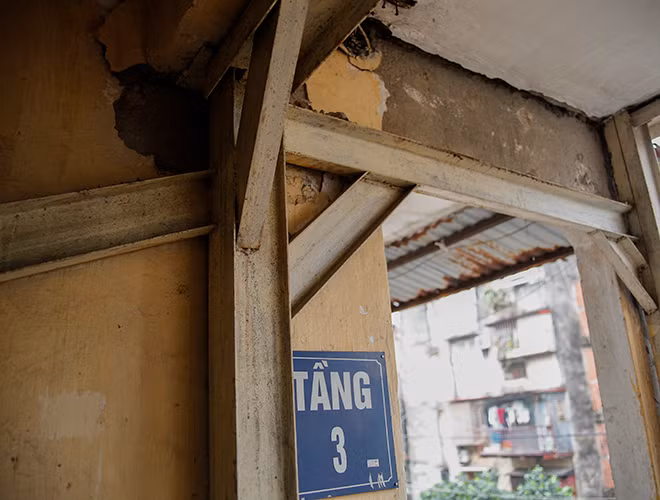 Nhiều mảng tường vỡ vụn, các công trình xuống cấp trầm trọng.