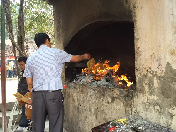 Khu vực đốt vàng mã luôn đỏ lửa, khói bay nghi ngút