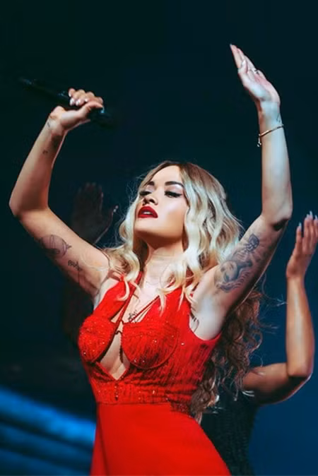 Ngoài ra, Rita còn được tạp chí Harper’s Bazaar bình chọn là “Women of the year 2013”, và tạp chí Glamour trao giải “Ca sĩ solo UK 2013.”
