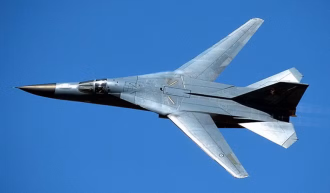 Cánh cụp cánh xòe cho phép F-111 bay từ tốc độ cận âm ở độ cao sát mực nước biển tới Mach 2 ở độ cao lớn. Cánh biến đổi từ góc 16 độ (xòe) lên tới 72,5 độ (cụp)