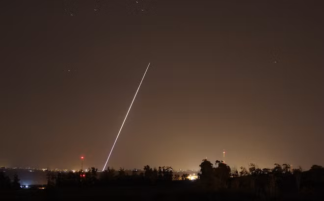 Tên lửa Tamir thuộc hệ thống Iron Dome vừa bị cướp cò trong môi trường nhiễu dày đặc Tên lửa Tamir thuộc hệ thống Iron Dome vừa bị cướp cò trong môi trường nhiễu dày đặc