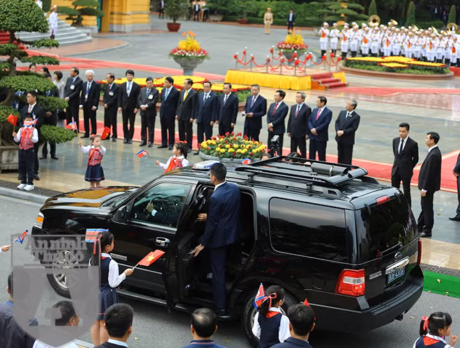 Khi xe của Chủ tịch Triều Tiên Kim Jong - un đi chậm hoặc chuẩn bị dừng hại, các cảnh vệ tiếp cận Triều Tiên sẽ mở cửa xe đứng hai bên hông xe quan sát mọi hướng... Đây là một trong những điểm khác biệt của cảnh vệ tiếp cận Chủ tịch Triều Tiên so với các nguyên thủ khác.