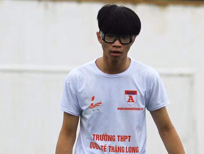 Kiểu tóc trông như đội một chiếc mũ nồi rộng, cộng với cặp kính khiến cho chàng cầu thủ đến từ trường THPT Quốc tế Thăng Long này luôn nổi bật trên sân.