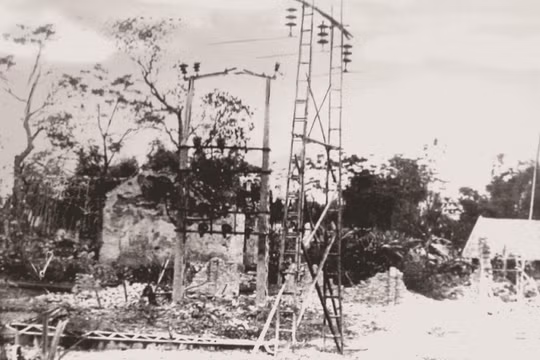 Cột điện 35kV dựng tạm bằng thang tre tại Yên Viên tháng 12/1966