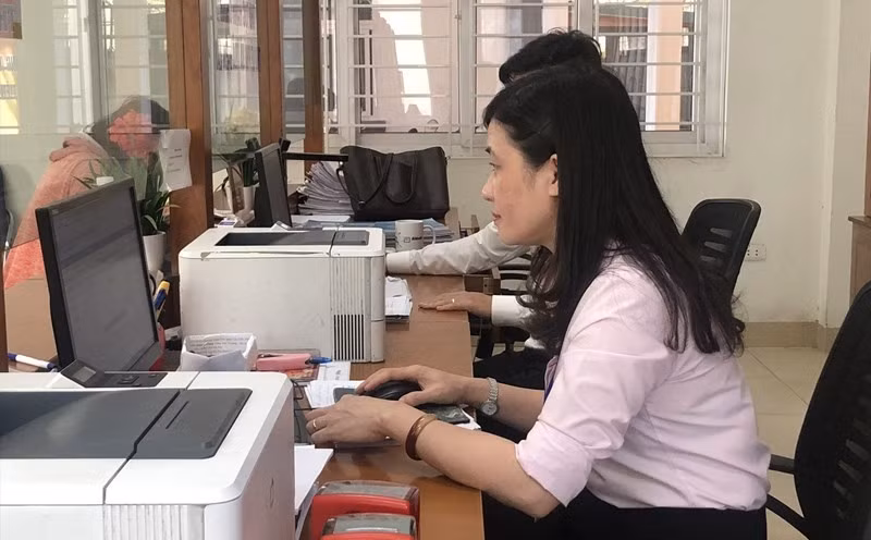 Bí thư chi bộ có được tiếp nhận vào công chức không?