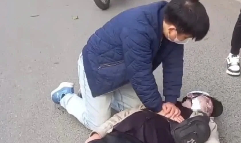 Hà Nội: Khen thưởng đột xuất bác sĩ ép tim cứu người giữa phố