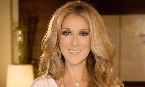 Tháp Eiffel sáng rực chào đón sự trở lại của nữ ca sĩ người Québec Celine Dion