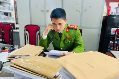 Sự hy sinh thầm lặng và niềm hạnh phúc giản đơn của người chiến sĩ miệt mài phá án